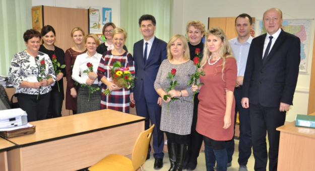 Starosta Roman Fester złożył osobiste życzenia pracownikom Powiatowego Centrum Pomocy Rodzinie w Ząbkowicach Śląskich