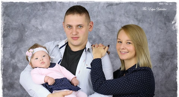 Na zdjęciu Aurelka z rodzicami: Jackiem Pińczukiem i Aleksandrą Kowalczyk