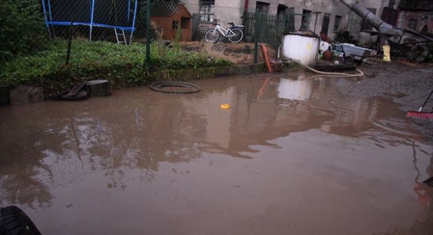W gminie Ziębice podczas intensywnych opadów deszczu regularnie dochodzi do zalań posesji. Przyczyną takiego stanu rzeczy jest m.in. brak regularnych udrożnień rowów melioracyjnych. Na zdjęciu zalana jedna z posesji na terenie miasta, zdjęcie ilustracyjne