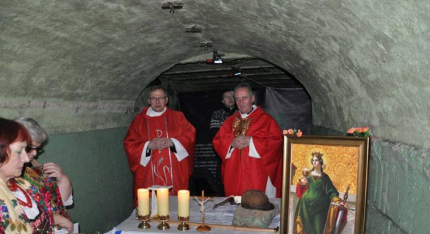 Barbórkowa Msza Święta  w kopalni Niklu, Chryzoplazu i Opalu w Szklarach-Hucie