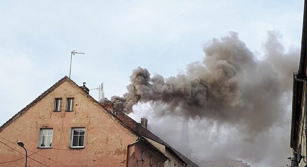 Dym wydobywający się z komina jeszcze przed przyjazdem straży pożarnej