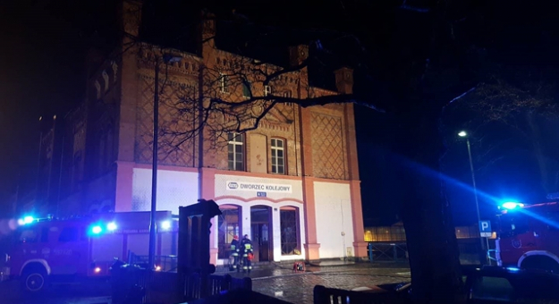 W piwnicy budynku dworca PKP w Kamieńcu Ząbkowickim doszło do pożaru śmieci