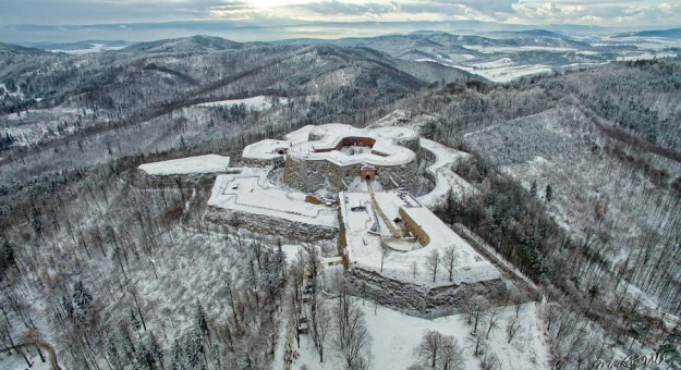 Twierdza Srebrna Góra w zimowej scenerii