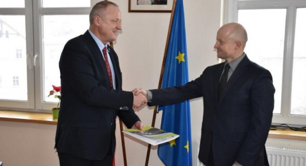 Burmistrz Krzysztof Żegański po podpisaniu umowy z Romanem Rawiakiem - prezesem firmy JAMP