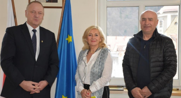 W poniedziałek burmistrz Krzysztof Żegański podpisał umowę na wykonanie nowej nawierzchni asfaltowej drogi gminnej w Grochowej