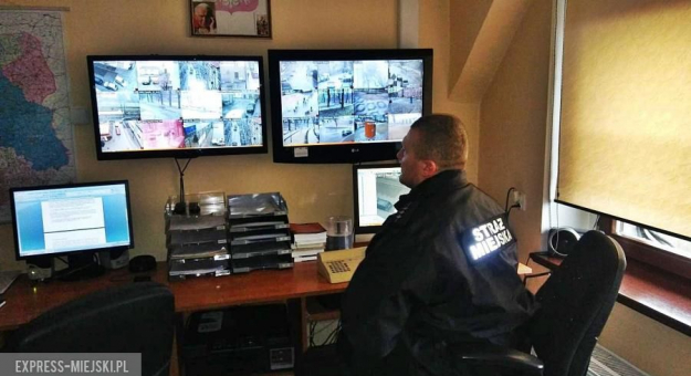 Starszy inspektor Artur Kiełb z ząbkowickiej straży miejskiej ukazujący obraz z kamer monitoringu miejskiego