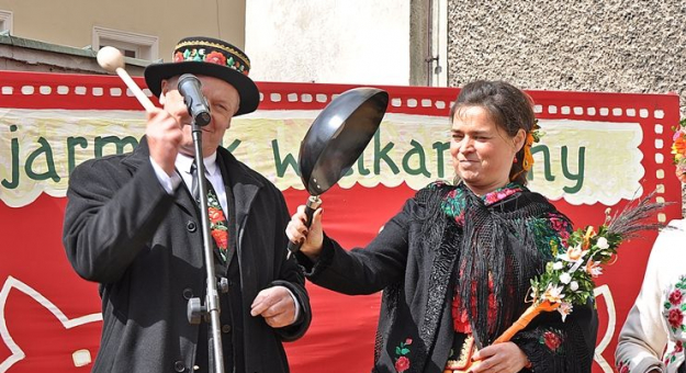 Burmistrz Krzysztof Żegański i Grażyna Cal - radna sejmiku wojewódzkiego podczas otwarcia ubiegłorocznego jarmarku wielkanocnego w Bardzie