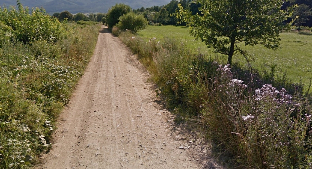 Ponad 2.5 km odcinek drogi Grodziszcze - Różana jeszcze w tym roku zostanie pokryty asfaltem. To dzięki dotacji, jaką gmina otrzymała na przeciwdziałanie i usuwanie skutków klęsk żywiołowych. Zdjęcie archiwalne (lipiec 2013)