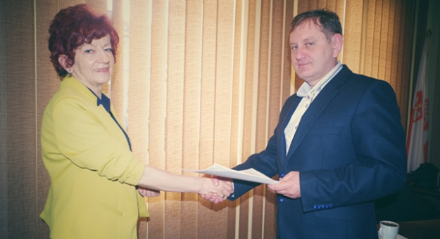 Alicja Bira, burmistrz Ziębic podpisała umowę wykonawcą - firmą ZBYLBRUK Sp. z o. o., reprezentowaną przez Piotra Zbyla