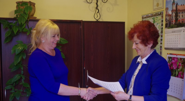 Beata Gil - dyrektor ząbkowickiego pogotowia i Alicja Bira - burmistrz Ziębic podpisały umowę w Urzędzie Miejskim w Ziębicach