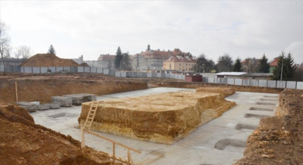 Budowa krytej pływalni w Ząbkowicach Śląskich cały czas postępuje. Wykonawcą prac jest grupa Fewaterm z Chojnika