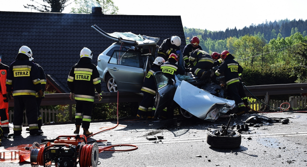 Groźny wypadek w Laskach. Interweniuje helikopter LPR
