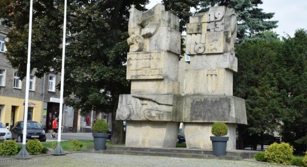Pomnik „Poległym za Ojczyznę” w Ząbkowicach Śląskich. W ostatnich dniach zdemontowana została tablica utrwalająca 40-lecie Ludowego Wojska Polskiego