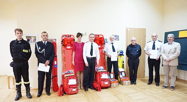 Defibrylatory, torby ratownicze oraz deska ortopedyczna trafiły do strażaków z gminy Złoty Stok