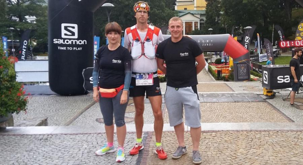 Robert Sadzik wraz z żoną Mariolą i kolegą Tomkiem, którzy podczas biegu tworzyli jego support