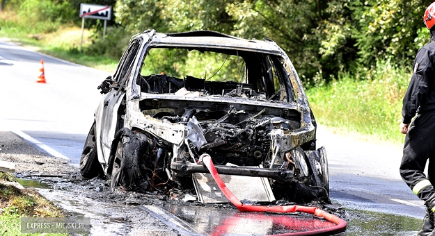 Na drodze wojewódzkiej nr 385 w Stolcu doszczętnie spłonął samochód osobowy marki BMW