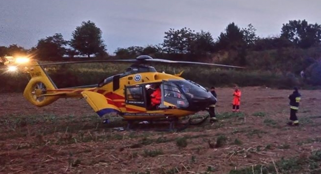Lądowanie śmigłowca LPR zabezpieczali strażacy-zawodowcy z Ziębic i strażacy-ochotnicy z Henrykowa
