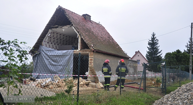 Zawalona ściana budynku w Starczówku
