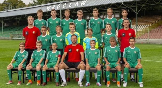 Jedno z grupowych zdjęć młodych piłkarzy Śląska. Jest wśród nich Oliwier Ćwikła (w górnym rzędzie trzeci od prawej strony)