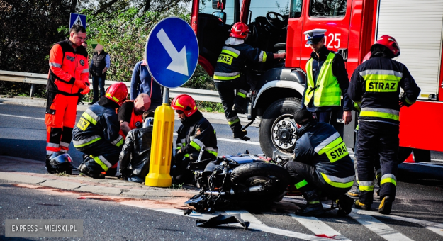 Zderzenie motocykla z osobówką na skrzyżowaniu krajowej ósemki z ul. Legnicką 