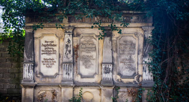 Grobowiec rodziny Glatzer - jeden z najlepiej zachowanych na starym cmentarzu w Ząbkowicach Śląskich