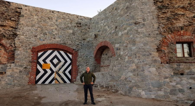 Mur szyjowy i brama fortu po odbudowie na początku listopada 2018. - Wzruszanie! Efekt jest zaskakujący- mówi Dariusz Krzywda (na zdjęciu) - z Muzeum Obrony Wybrzeża