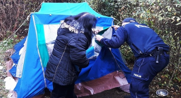Dolnośląscy policjanci wzorem lat ubiegłych realizują działania w ramach akcji pn. „Zima 2018/2019”, której głównym celem jest przeciwdziałanie zagrożeniom życia i zdrowia osób bezdomnych oraz bezradnych
