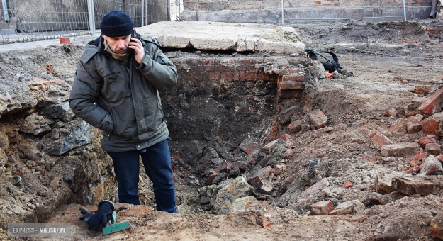 W miejscu znaleziska trwają prace archeologiczne. Prowadzi je Piotr Stojanowicz, archeolog z Ząbkowi