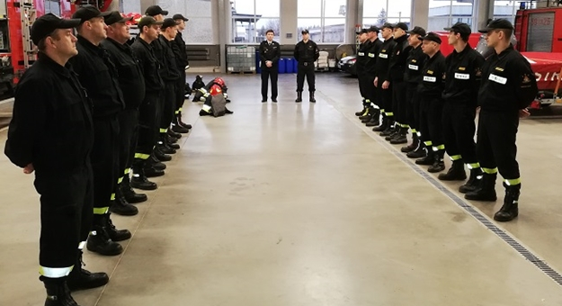 Trzech strażaków ukończyło staż w Państwowej Straży Pożarnej i otrzymało awans