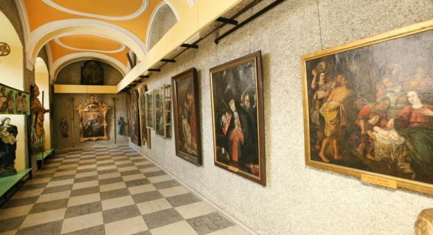 We wnętrzu bardzkiego klasztoru znajduje się m.in. Muzeum Sztuki Sakralnej, którym opiekują się księża redemptoryści