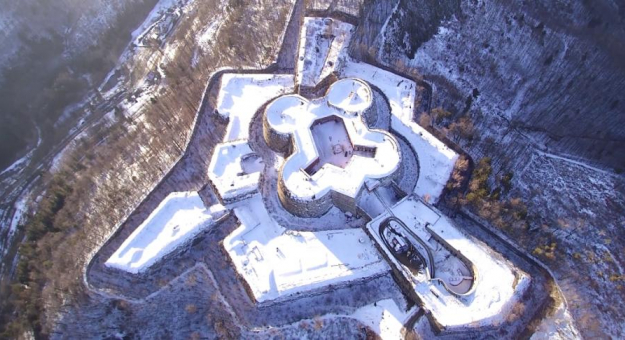 Twierdza Srebrna Góra w zimowej scenerii