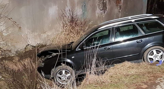 26-latek kierujący samochodem osobowym marki Audi stracił panowanie nad pojazdem, zjechał do przydrożnego rowu, a następnie uderzył w murek. Okazało się, że był pijany