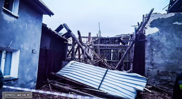 Zawalony budynek gospodarczy w Kamieńcu Ząbkowickim