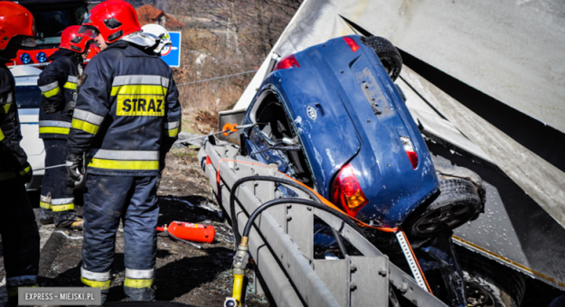 W groźnie wyglądającym wypadku w Laskach brały udział dwa pojazdy osobowe i dwie ciężarówki. Poszkodowana została 23-letnia kierująca podróżująca osobową Kią