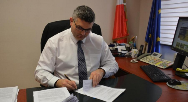 Burmistrz Marcin Orzeszek podczas podpisywania umów na wymianę pieców