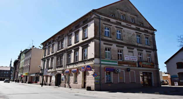 Budynek znajduje się w doskonałej lokalizacji, przy jednej z głównych ulic w Ząbkowicach Śląskich. 