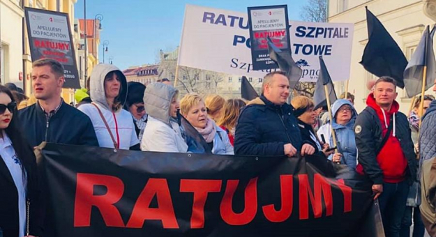 Protest pracowników szpitali powiatowych przed siedzibą Ministerstwa Zdrowia w Warszawie