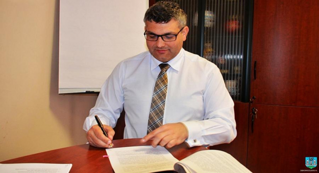 Burmistrz Marcin Orzeszek podpisał kolejne umowy na dofinansowanie zadania związanego z budową przydomowych oczyszczalni ścieków