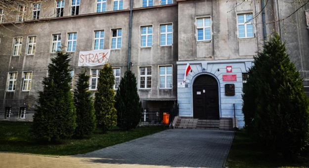 Większość nauczycieli z ząbkowickiego ogólniaka także brało udział w akcji strajkowej i nadal ją popiera