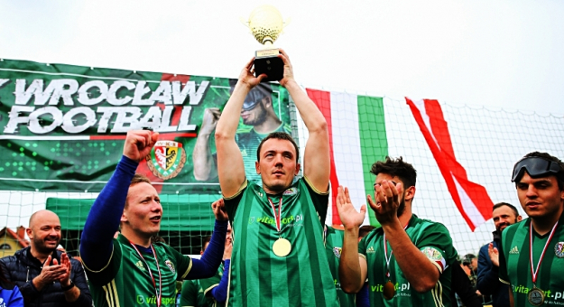 Adrian Słoninka z pucharem za zwycięstwo w finale Pucharu Polski w blind footballu