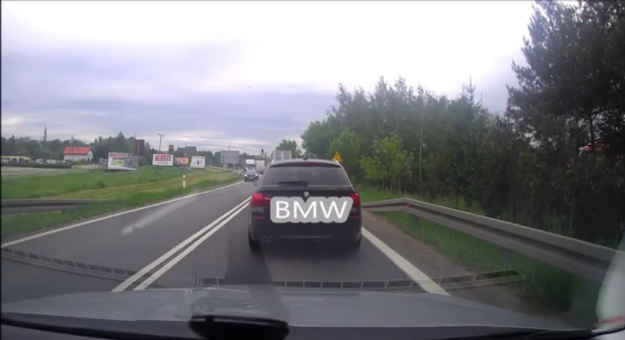 Kierowca samochodu osobowego marki BMW na austriackich tablicach w ciągu chwili złamał szereg przepisu ruchu drogowego. Jego wyczyny nagrał wideorejestrator zamontowany w bezpośrednio jadącym za nim pojeździe
