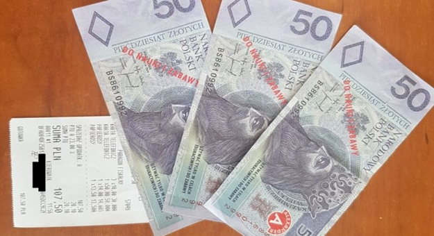Fałszywe banknoty oraz paragon z transakcji
