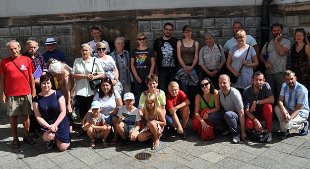 Uczestnicy letnich spacerów miejskich zwiedzili stare budynki zakładów przemysłowych w Ziębicach