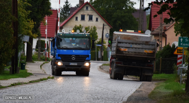 Mieszkańcy Przyłęku mają dość samochodów ciężarowych jadących przez wieś. Domagają się wprowadzenia ograniczenia tonażowego na terenie wsi