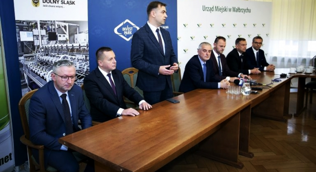 Konferencja prasowa, na której zapowiedziano budowę hal za łączną kwotę 120 mln zł