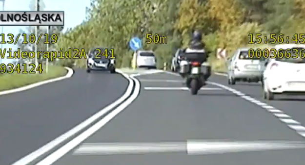 Zrzut z wideorejestratora, który nagrywał łamanie przepisów przez motocyklistę