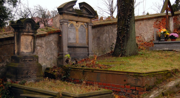 Pozostałości przedwojennych nagrobków na cmentarzu komunalnym w Bardzie