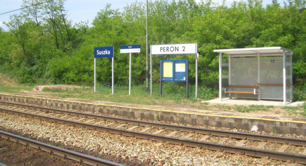 Stacja w Suszce zlokalizowana w ciągu linii kolejowej 276 Wrocław Główny - Międzylesie