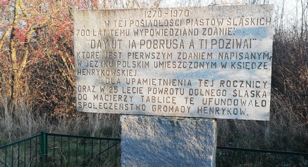 Tablica upamiętniająca zapisanie pierwszego polskiego zdania w Księdze Kenrykowskiej.