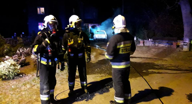 W nocy w Wilamowicach spłonął Peugeot. Straty oszacowano na około 8 tys. zł